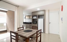 Aluguel de Apartamento 2 quartos sendo 1 suíte para 6 pessoas com Piscina em Bombas